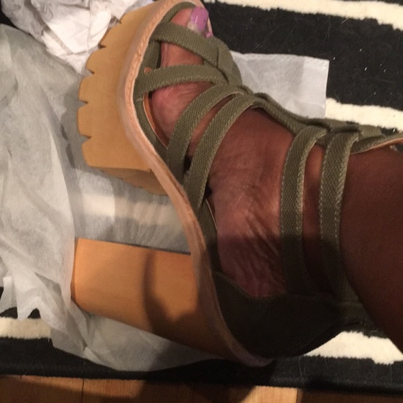 SOLD Jeffrey Campbell “Freema -V” (high) platforms - Picture 7 of 7